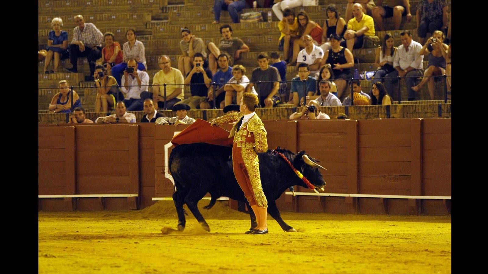 
Jesús Bayort, quide teja y oro, estocada (oreja) y tres pinchazos y estocada (ovación de despedida)
