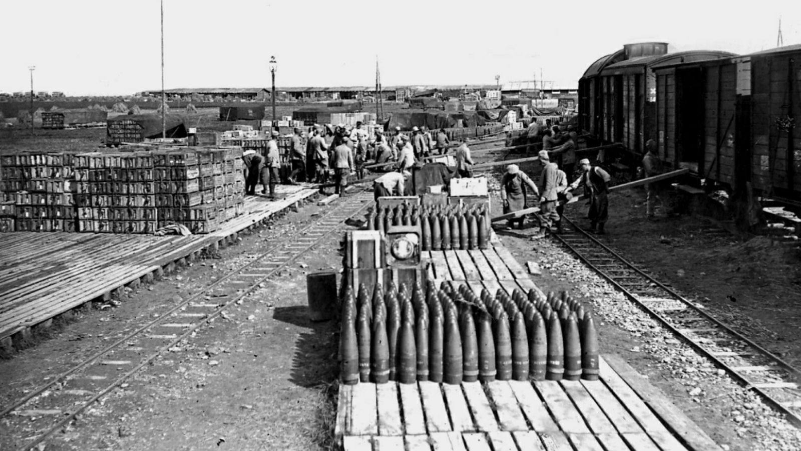 
Depósito de municiones del Ejército francés fotografiado en octubre de 1916, en el Somme.
