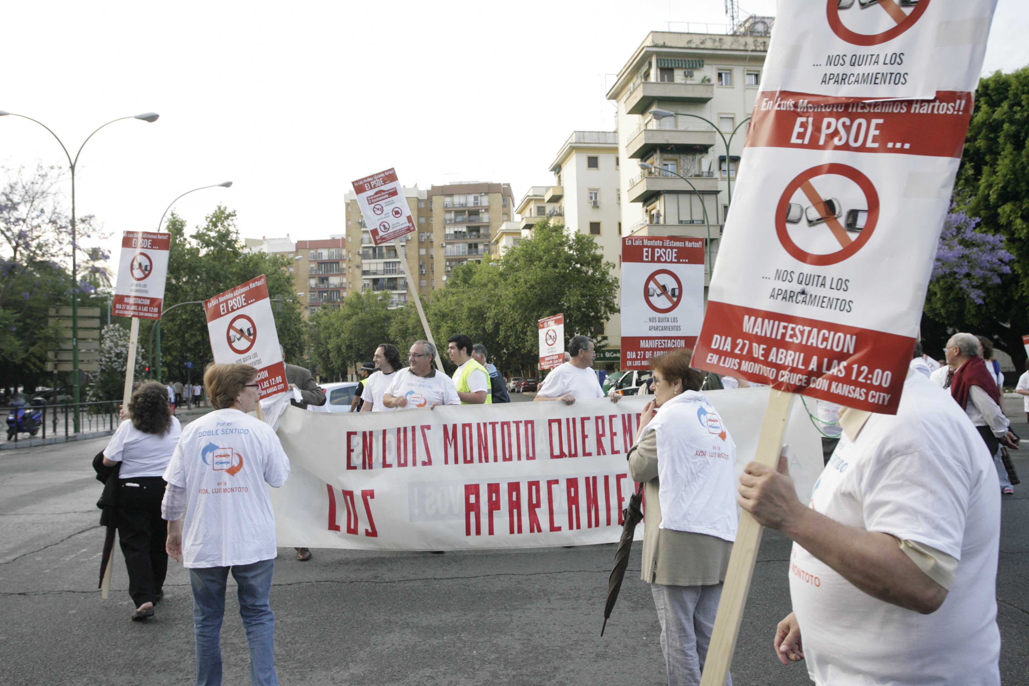 El comercio de Luis Montoto clama contra  la falta de aparcamientos
