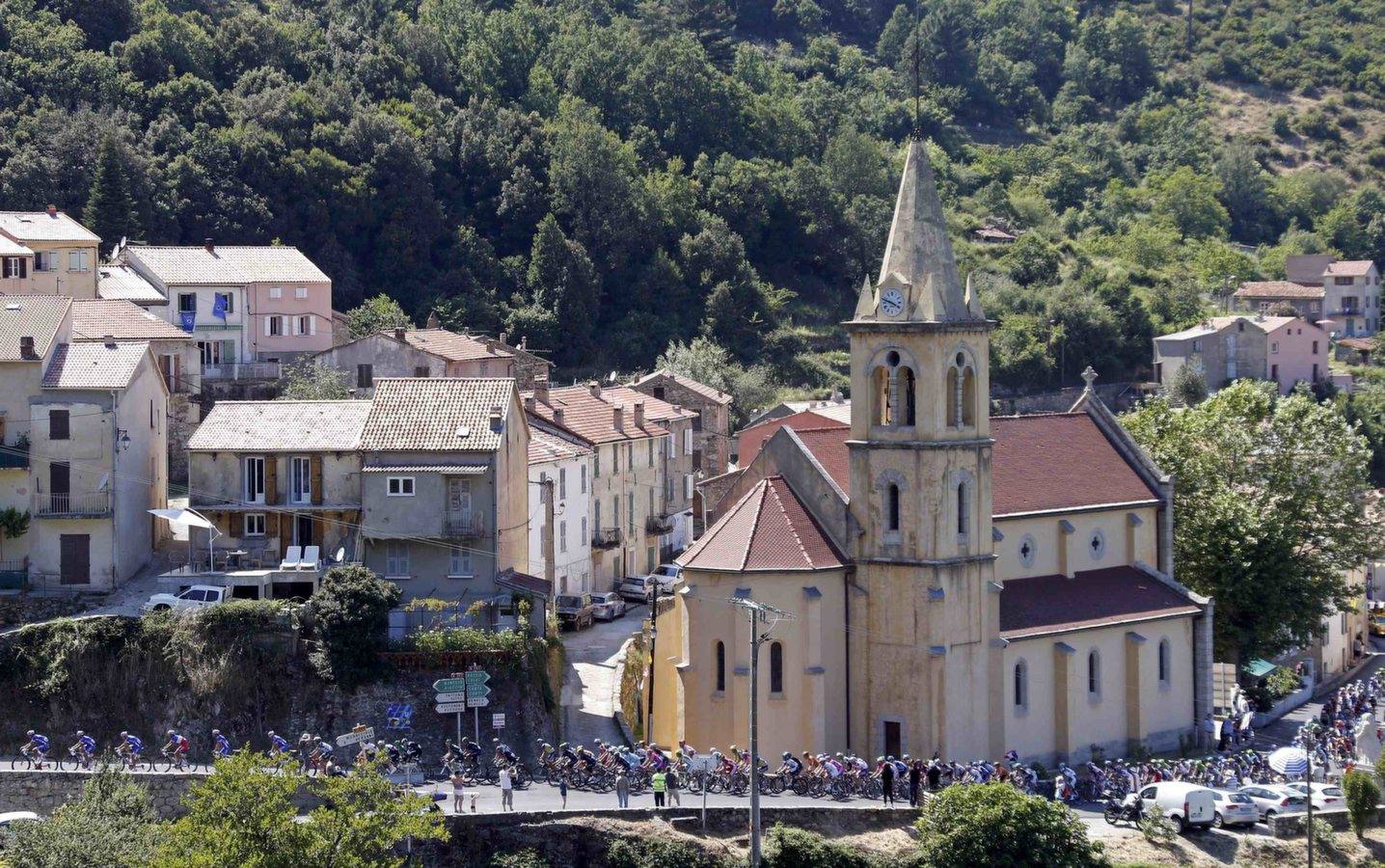 
Jan Bakelants sorprende al pelotón y se lleva el triunfo de etapa y el maillot amarillo
