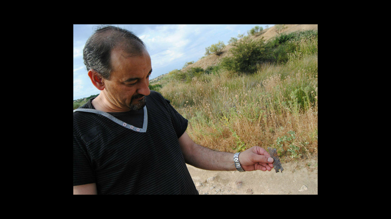 Todavía hoy es posible encontrar restos de la contienda. En la imagen, Ángel Rodríguez muestra un trozo de metralla hallado durante la visita al campo de batalla.
