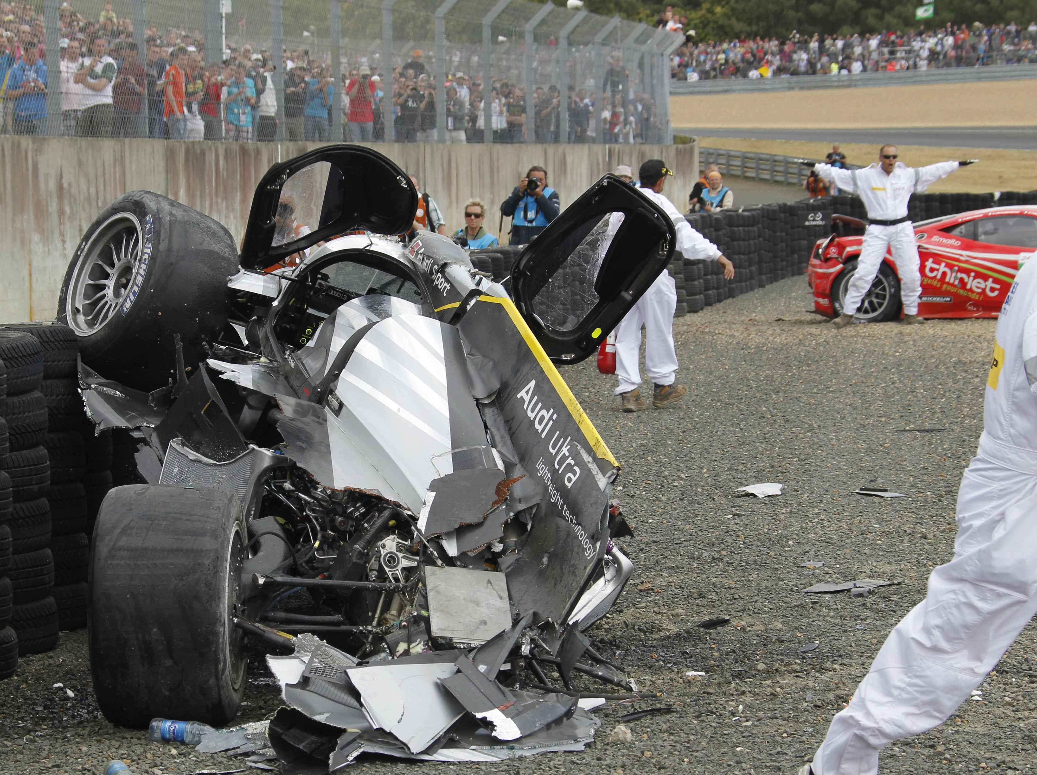 Brutal accidente de Allan McNish en las 24  Horas de Le Mans