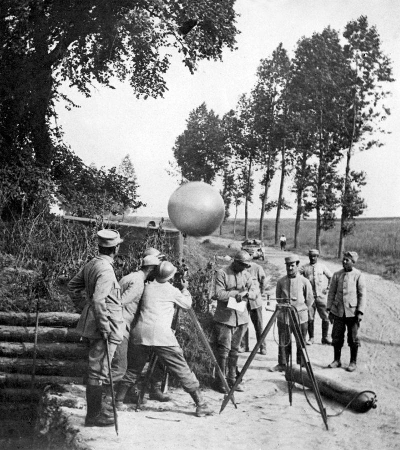 
Soldados franceses sueltan un globo sonda en una de las líneas de combate del Somme.
