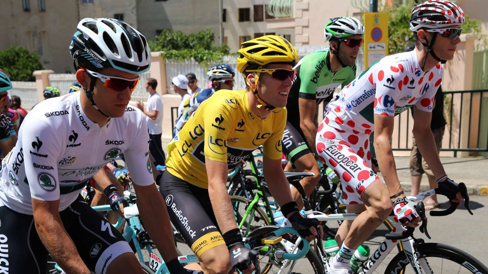 
Simon Gerrans se impone en un ajustadísimo sprint a Peter Sagan en una jornada sin cambios en la general
