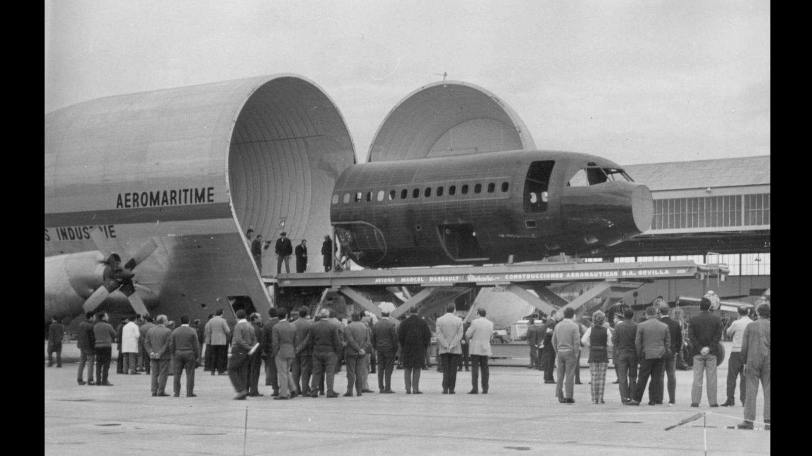 
Desde el aeropuerto embarcó, con destino Francia, una parte del fuselaje del segundo prototipo de avión Mercure, construido en colaboración con la industria aeronáutica española
