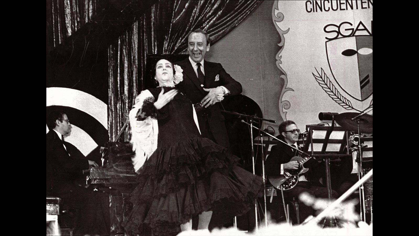 23 de marzo de 1982. Estrellita Castro interpreta una de sus canciones, acompañada por el presentador Joaquín Prat. Ese día, el teatro Calderón de Madrid acogía un espectáculo con motivo del 50 aniversario de la SGAE