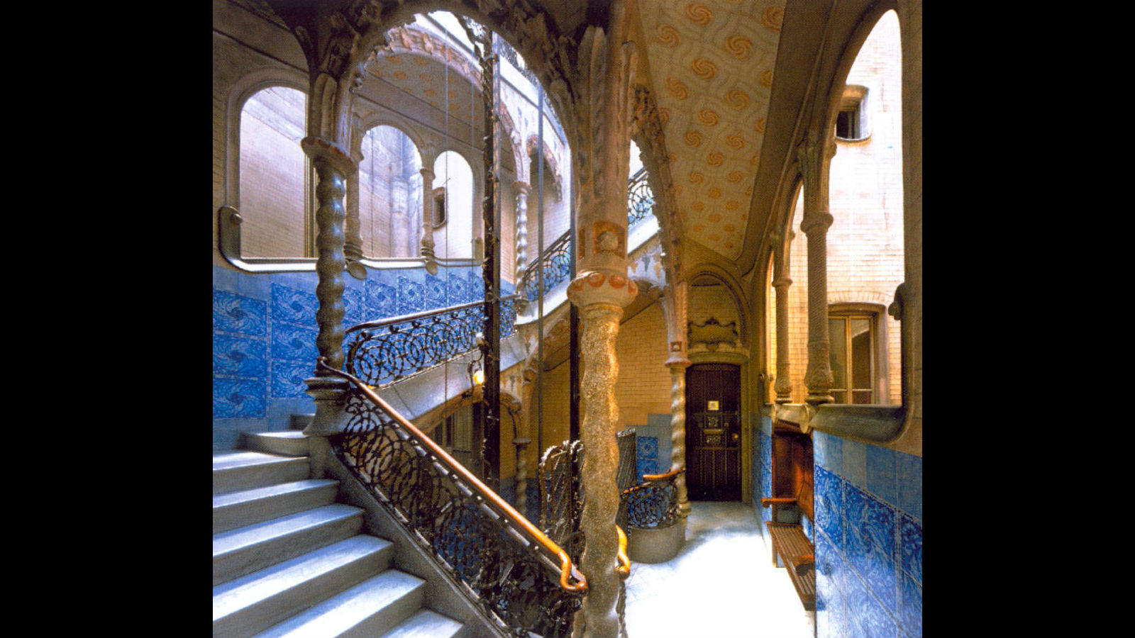 Interior de la Casa Calvet, también obra de Gaudí.