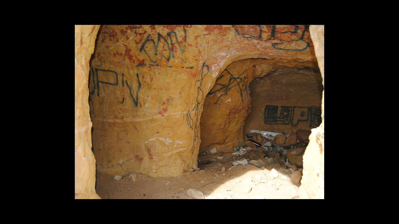La basura y los graffitis ocupan ahora el espacio en el que hace 76 años dormían los soldados republicanos.