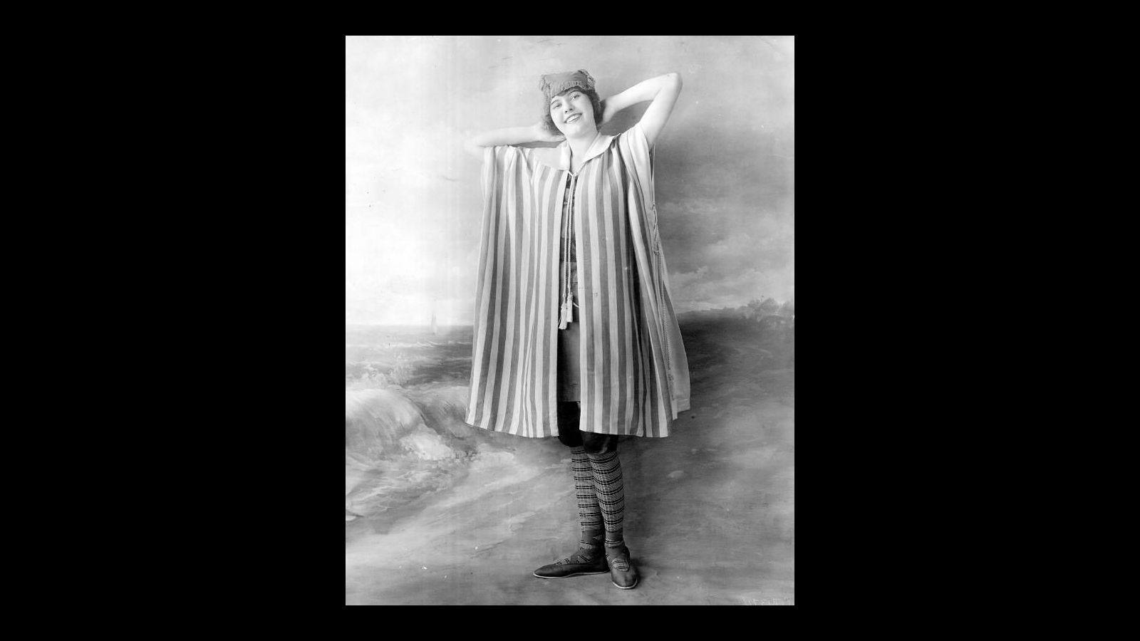 Treje y tapa de baño para señoras, modelo Arnold, de 1921.