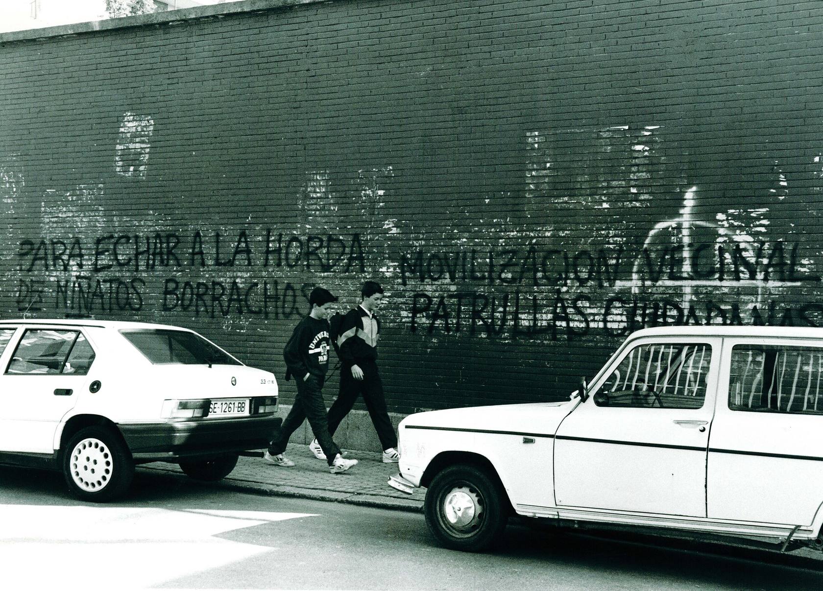 
Pintadas contra la suciedad que generaban los jóvenes en el barrio en 1992
