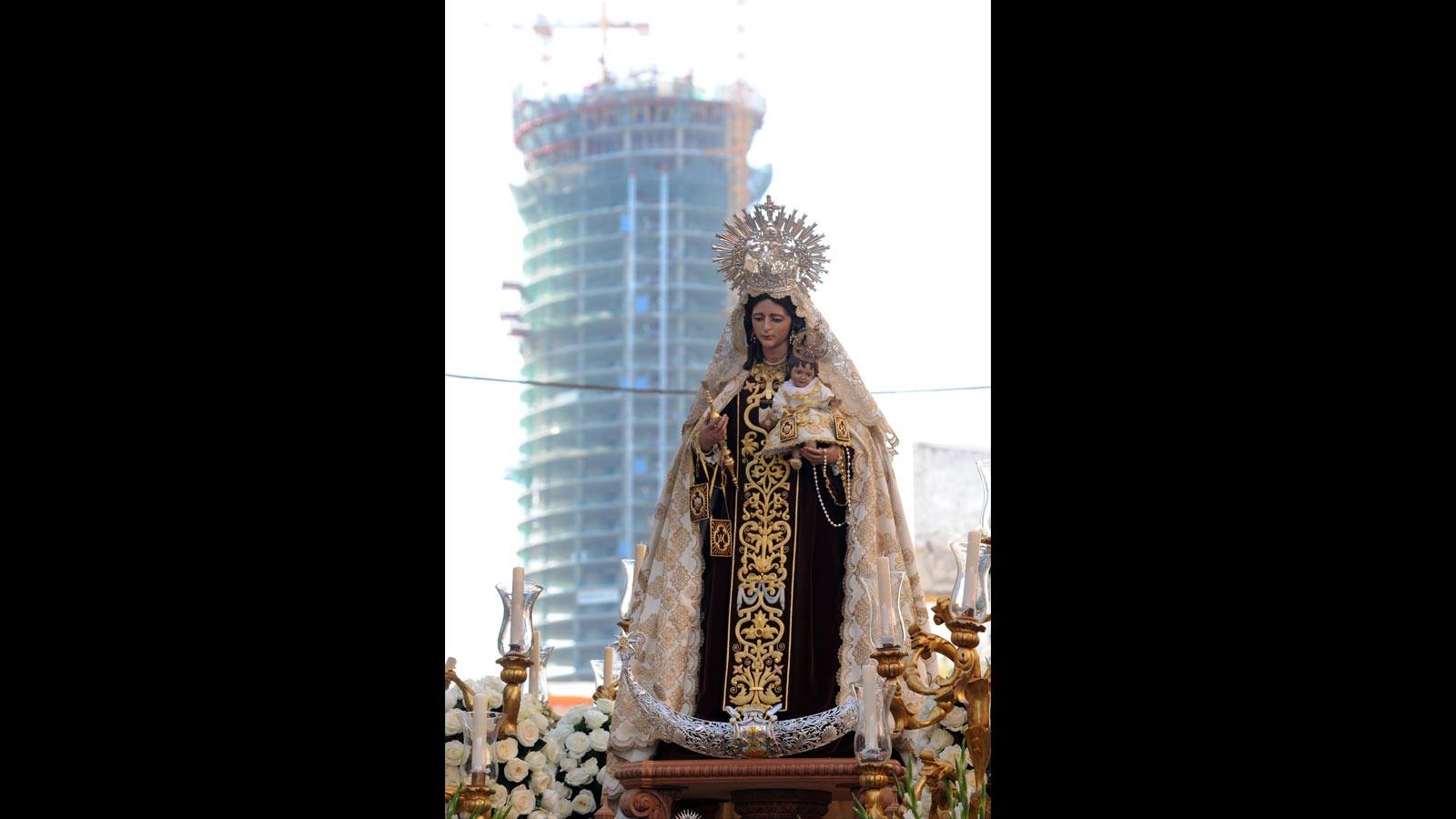 
Procesión fluvial de la Virgen del Carmen de la parroquia de La O, por el río Guadalquivir, en el año 2012
