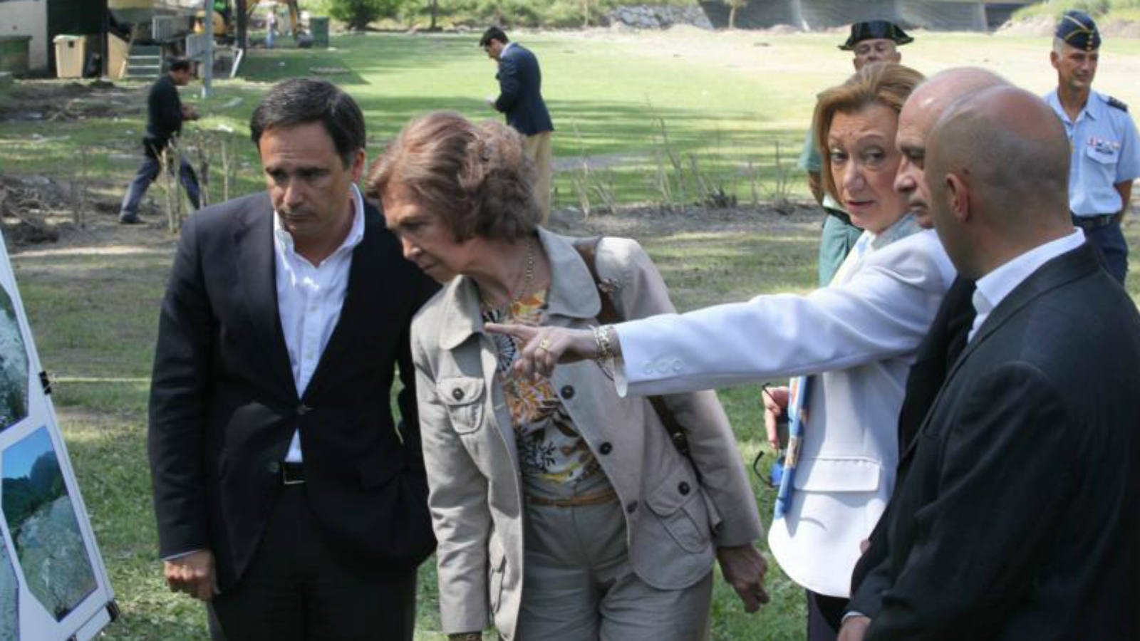 doña sofía atiende a las explicaciones sobre las consecuencias de las inundaciones por el desbordamiento del río Ésera