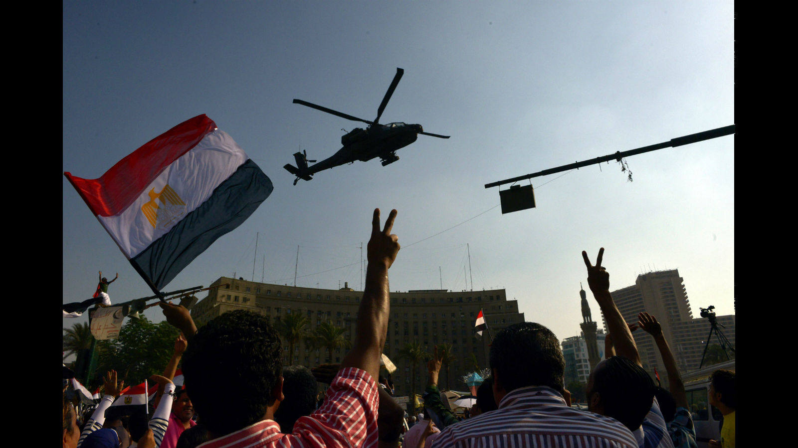 Un egipcio hace el símbolo de la victoria a un helicóptero del Ejército