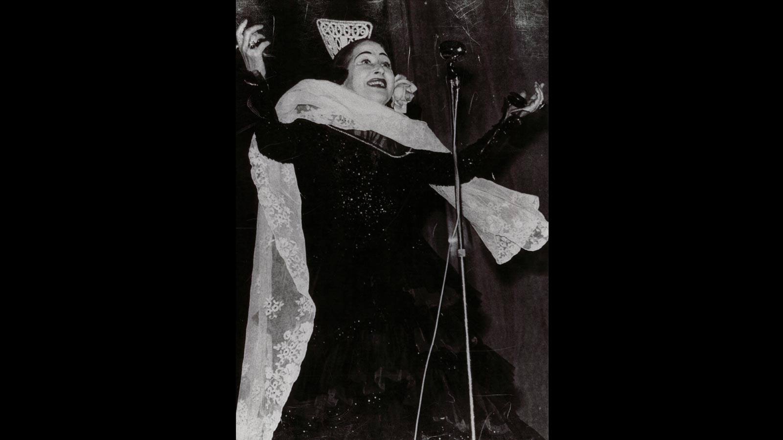 Foto: Actuación de Estrellita en 1970, a favor de los enfermos de lepra. En el mismo año de su muerte, 1983, pero cinco meses antes, moría Demetrio Corbi, representante y compañero sentimental de la actriz. Un duro golpe del que no pudo reponerse