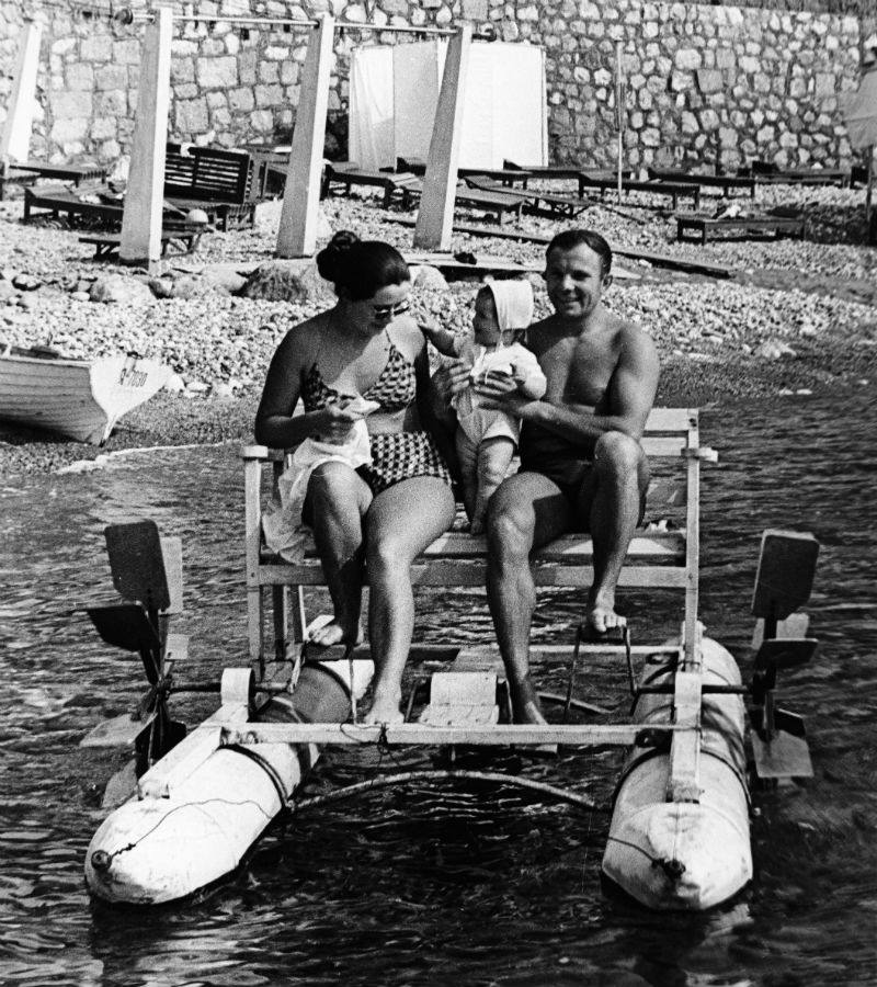 
Yuri Gagarin con su esposa y su hija de vacaciones en 1965, después de haberse convertido en el primer ser humano en viajar al espacio exterior.
