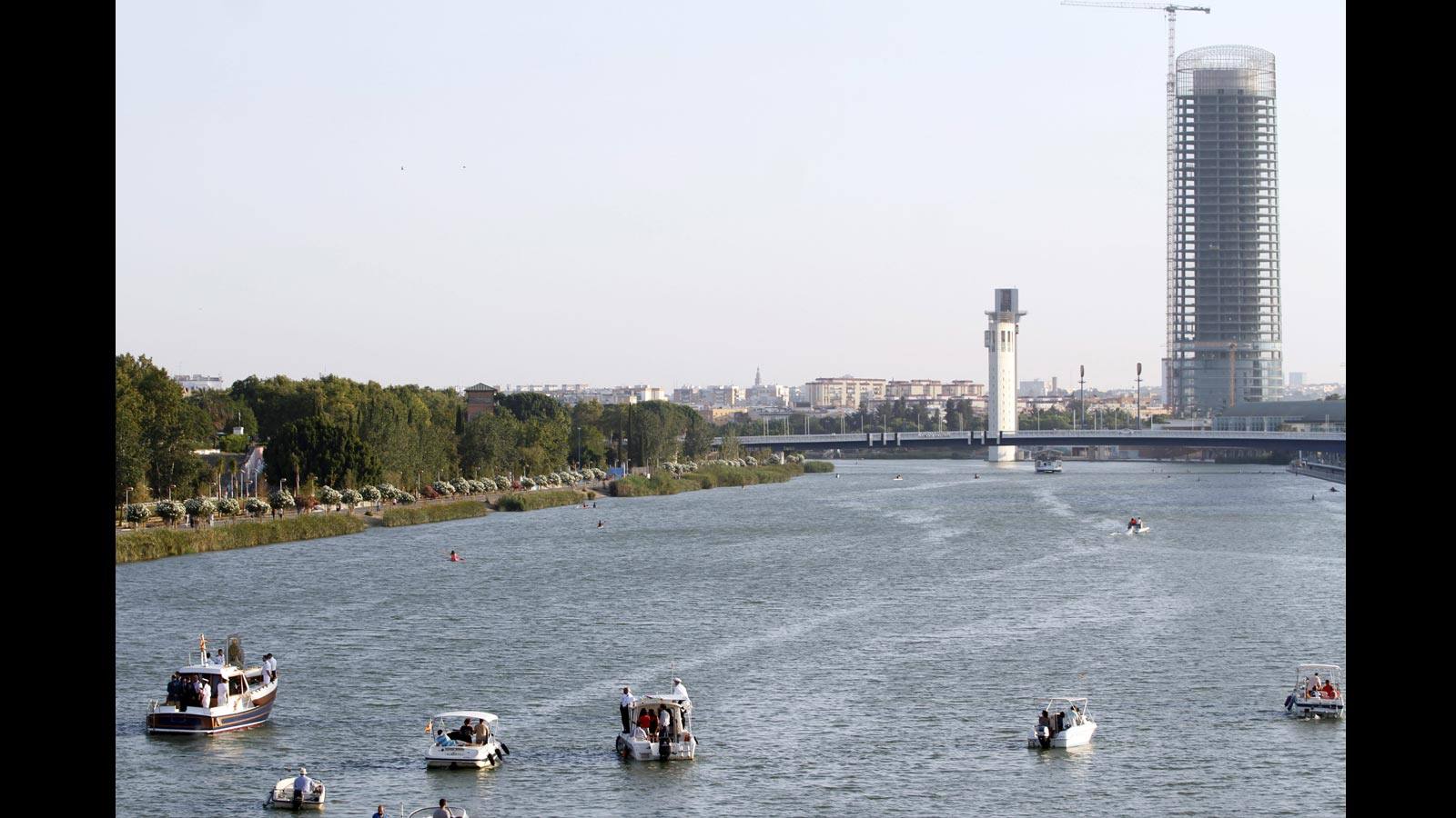 
La Virgen del Carmen de la calle Calatrava, en su procesión fluvial por el río Guadalquivir, este jueves
