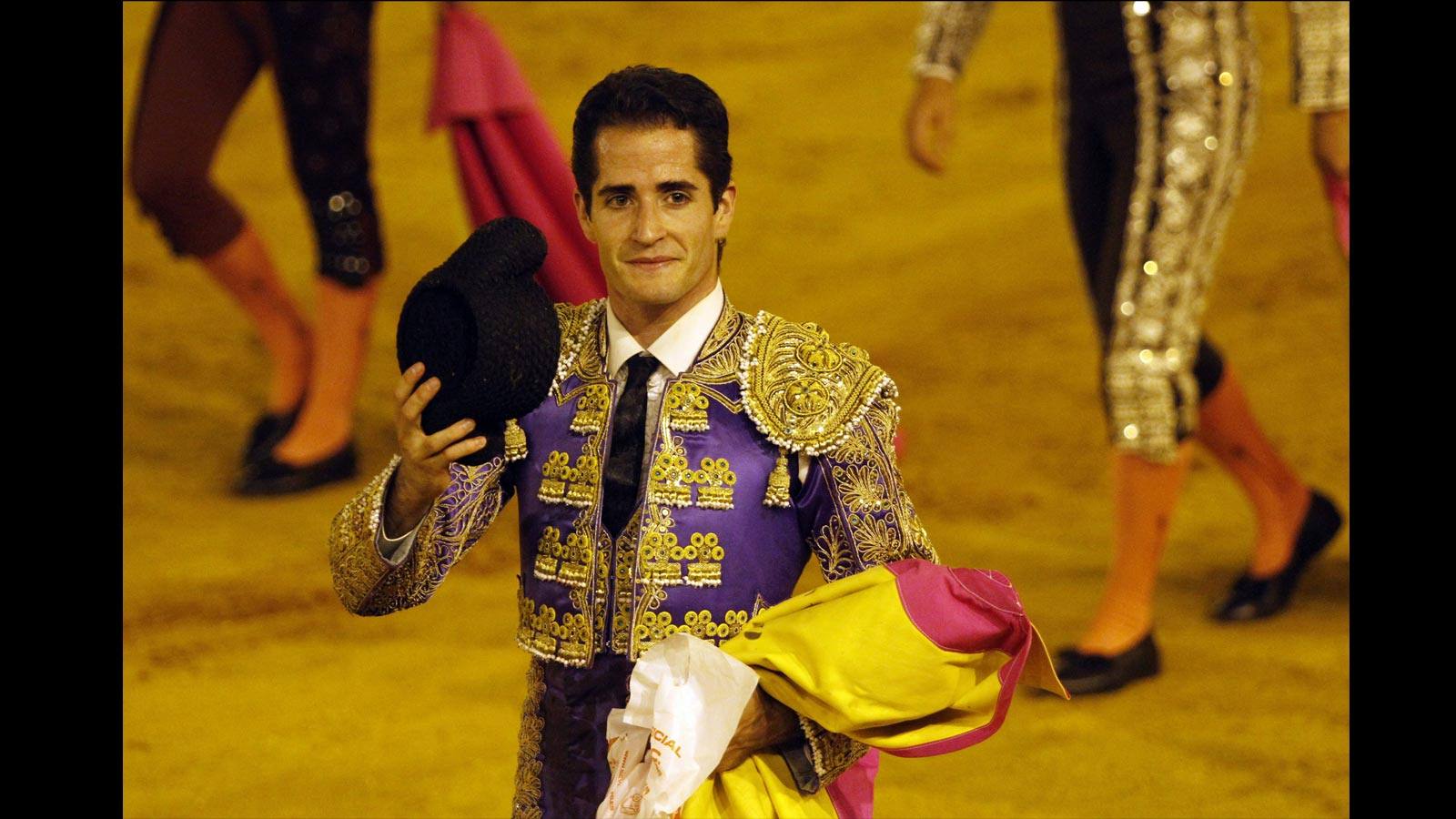 
Carlos Martín, de nazareno y oro, pinchazo y estocada (palmas tras aviso) y estocada (vuelta tras aviso)
