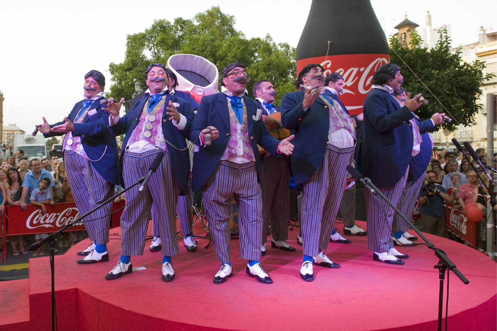 Actuación de la chirigota del Selu en la Plaza del Altozano