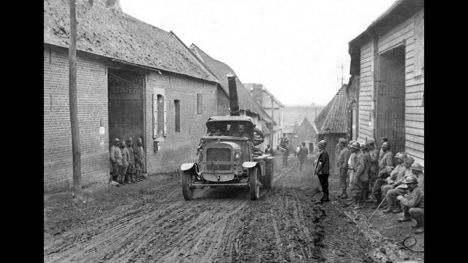 
Cañón automóvil atravesando una aldea de la región del Somme en octubre de 1916.
