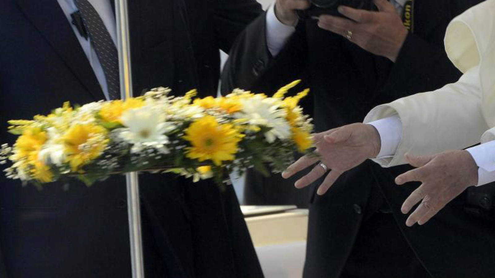 El Papa Francisco ha lanzado una corona de flores a las aguas donde han fallecido miles de inmigrantes