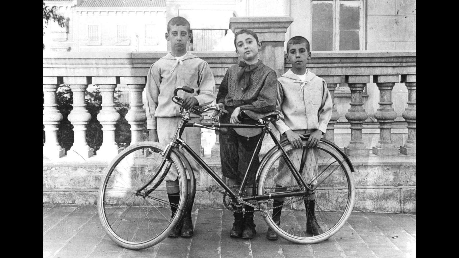 Juan Ignacio Luca De Tena, junto a sus amigos, en 1908.