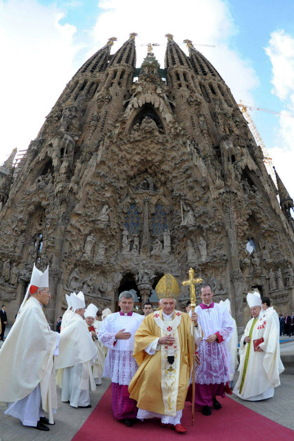 El Papa Benedicto XVI, saliendo de la Sagrada Familia durante su visita a Barcelona en 2010.