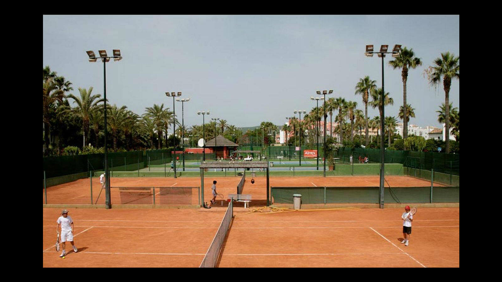 
También es muy habitual la práctica de tenis, pádel y otros deportes en la zona
