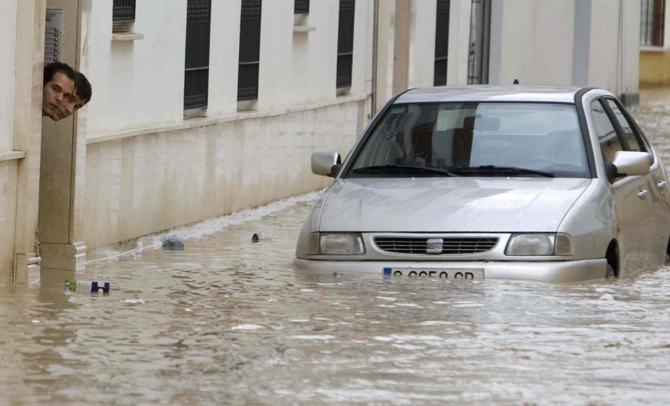 Decenas de desalojados en cija por la  crecida del ro Genil