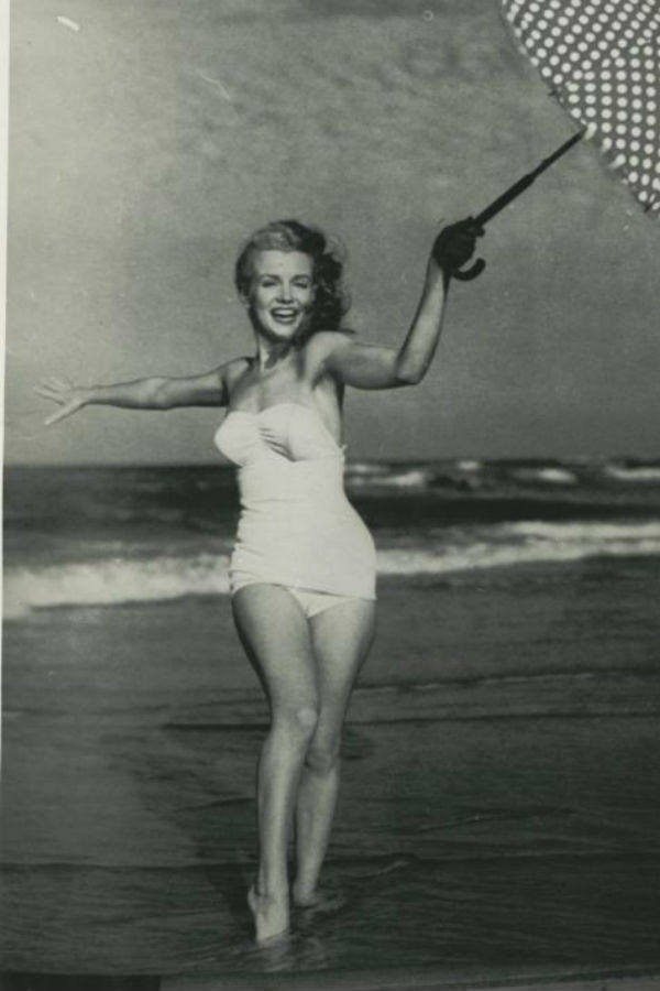 Marilyn Monroe, posando en bañador, en 1950, cuando tenía 24 años.
