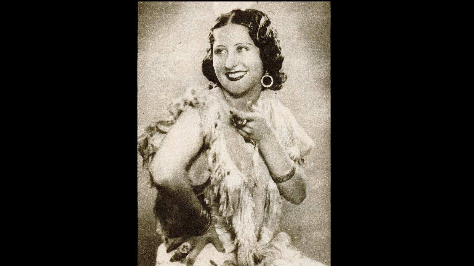 Pronto fue conocida en toda España, que recorrió de cabo a rabo con numerosos espectáculos teatrales, que también llevó por muchos países, especialmente por los de habla hispana; aunque llegó a actuar hasta en la URSS y Estados Unidos