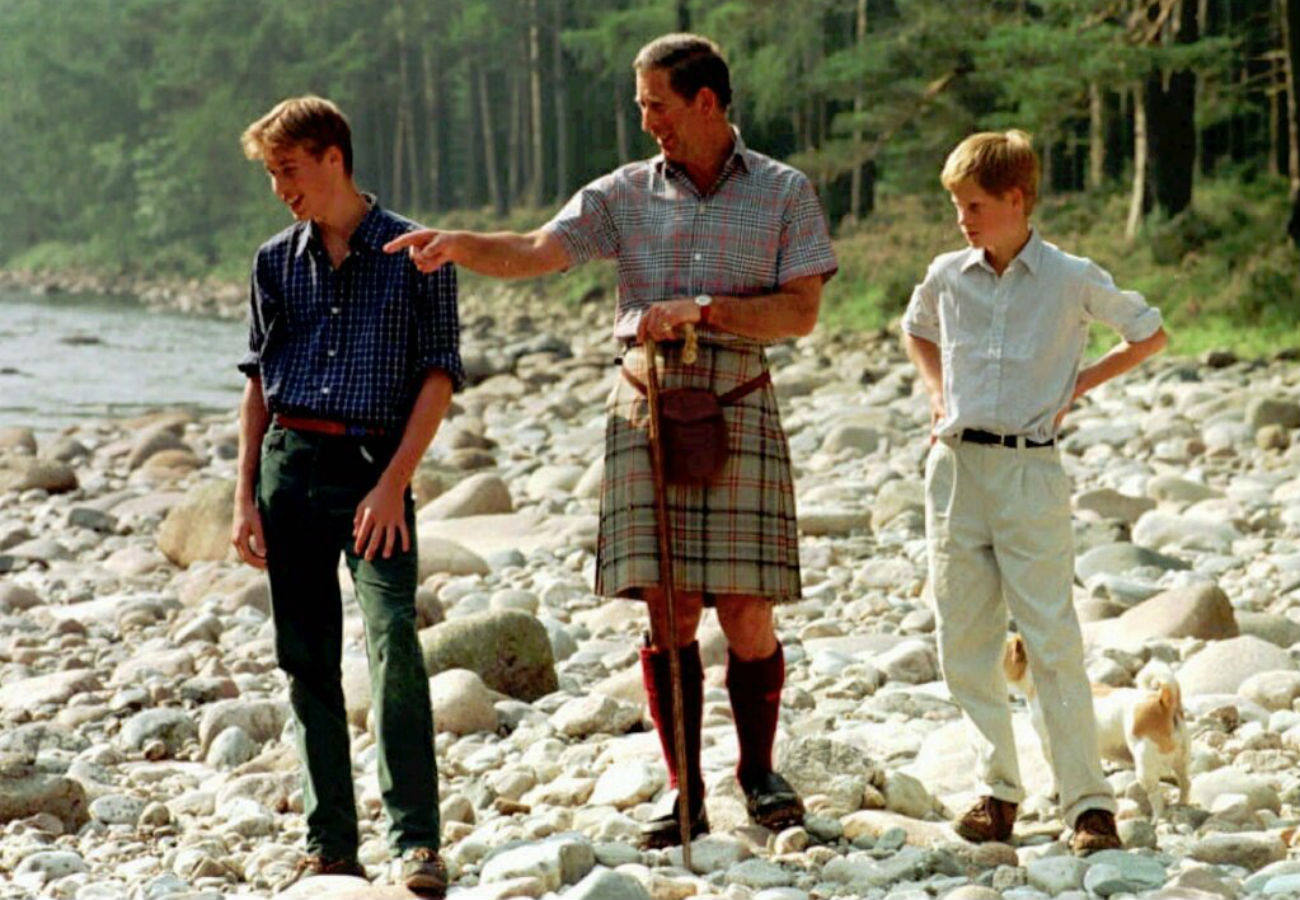 
El Príncipe Carlos de Inglaterra, con sus dos hijos, William y Harry, durante sus vacaciones en Balmoral, en agosto de 1997.

