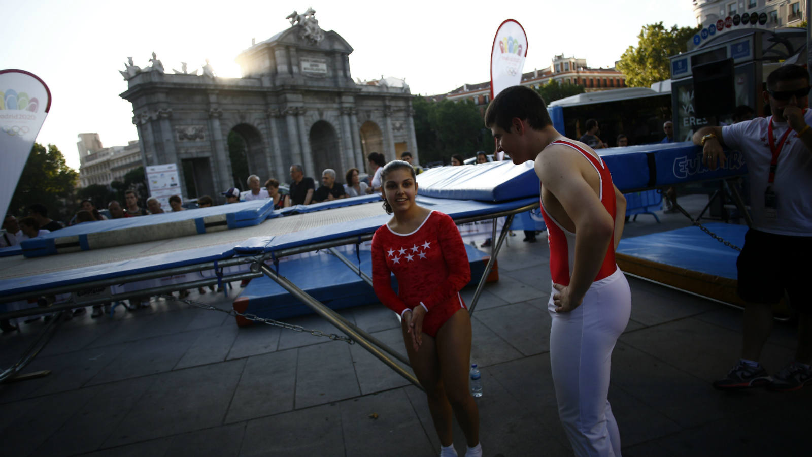 
La pareja de atletas, antes de subir a las colchonetas
