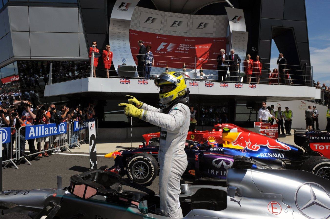 
Alonso acaba tercero en una carrera loca por los reventones de ruedas, ganada por Rosberg y en la que Vettel abandonó cuando era líder
