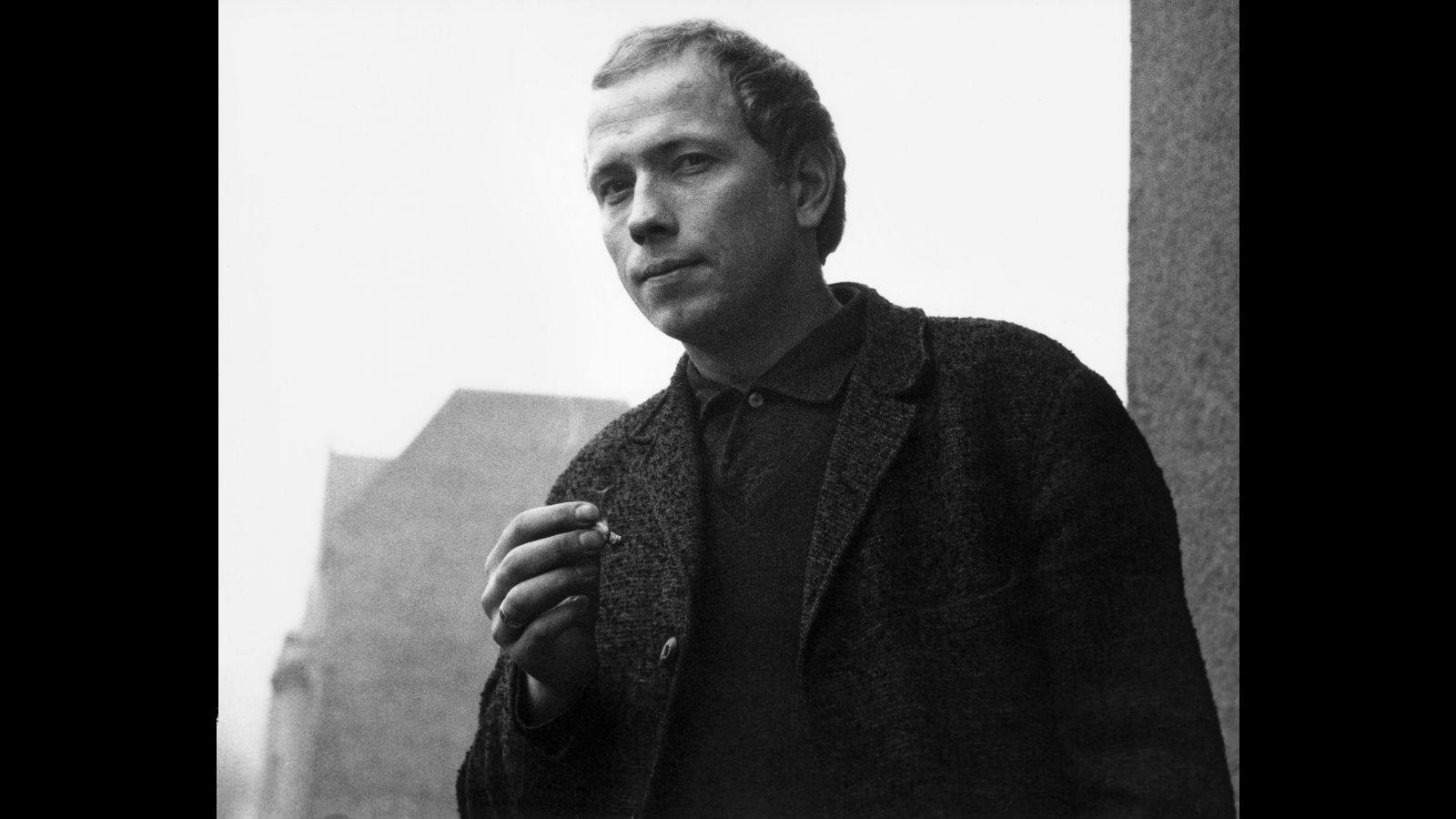 El poeta alemán Hans Magnus Enzensberger (1929), traductor de César Vallejo y Rafael Alberti, ha publicado con los seudónimos de Andreas Thalmayr, Linda Quilt, Elisabeth Ambras, Giorgio Pellizzi, Benedikt Pfaff o Trevisa Buddensiek