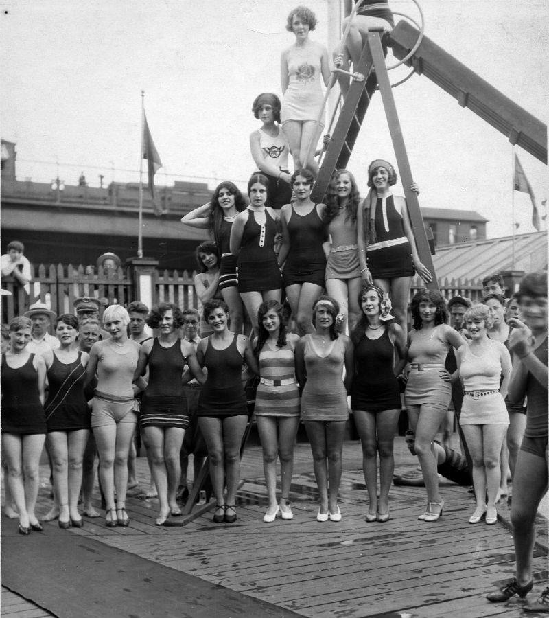 Un grupo de bañistas alegres, posan expresamente para ABC en 1932.