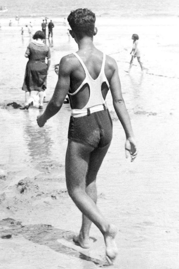 Un bañista en la playa de El Sardinero de Santander (1950).