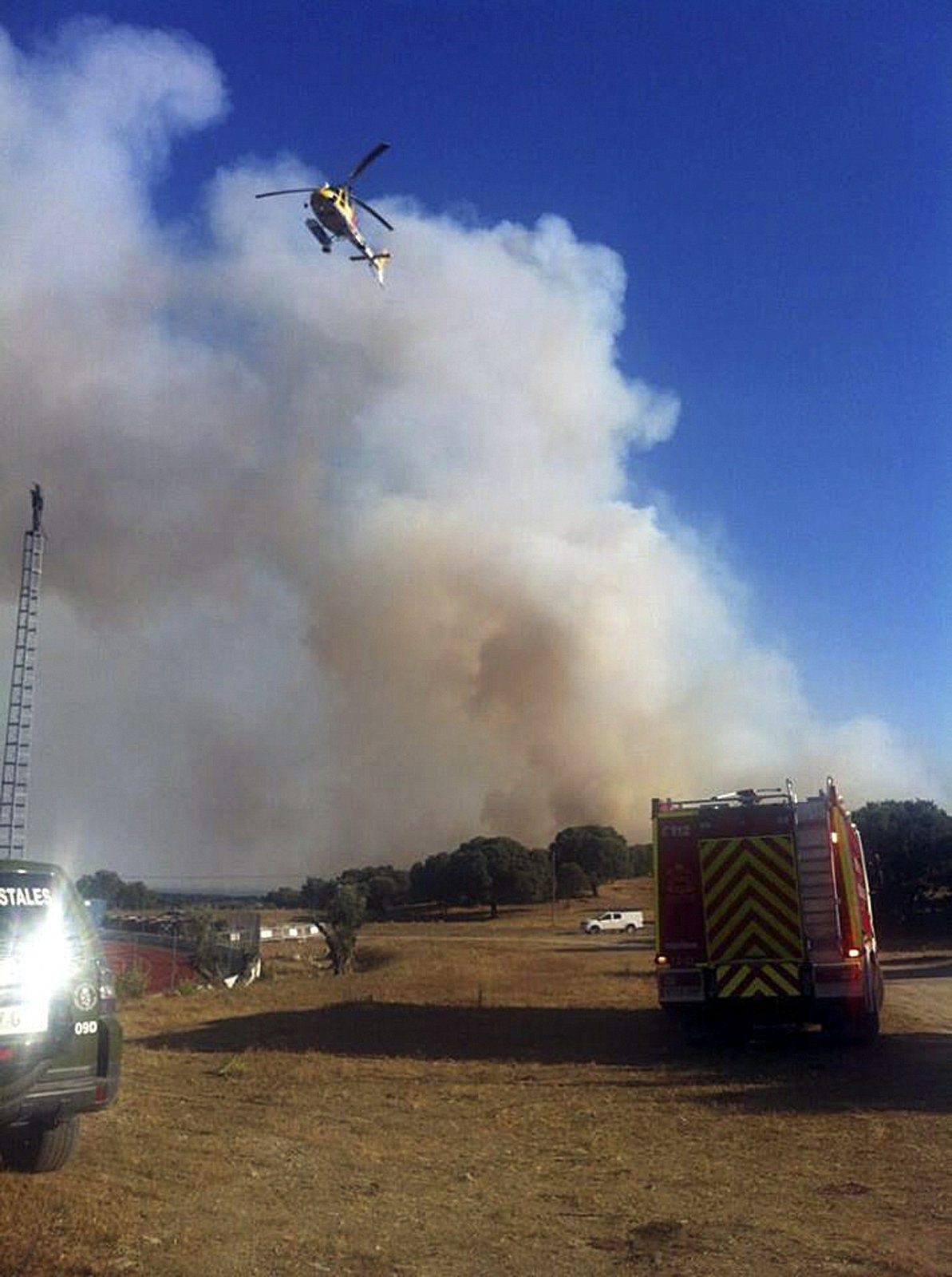 Medios terrestres y aéreos luchan por controlar el fuego.