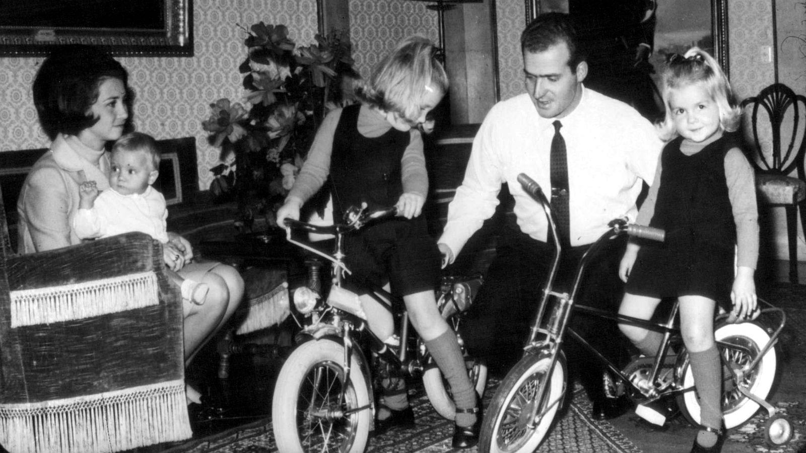 La Princesas, con el Rey Don Juan Carlos, en 1970.