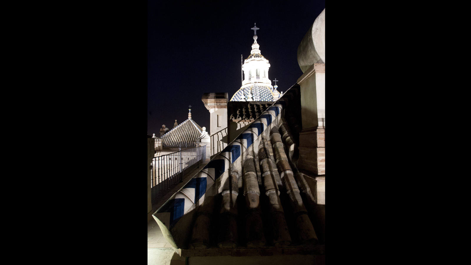 
Las visitas nocturnas incluyen en su recorrido el acceso a las criptas, el camarín de la Virgen de las Aguas y las cubiertas de la iglesia
