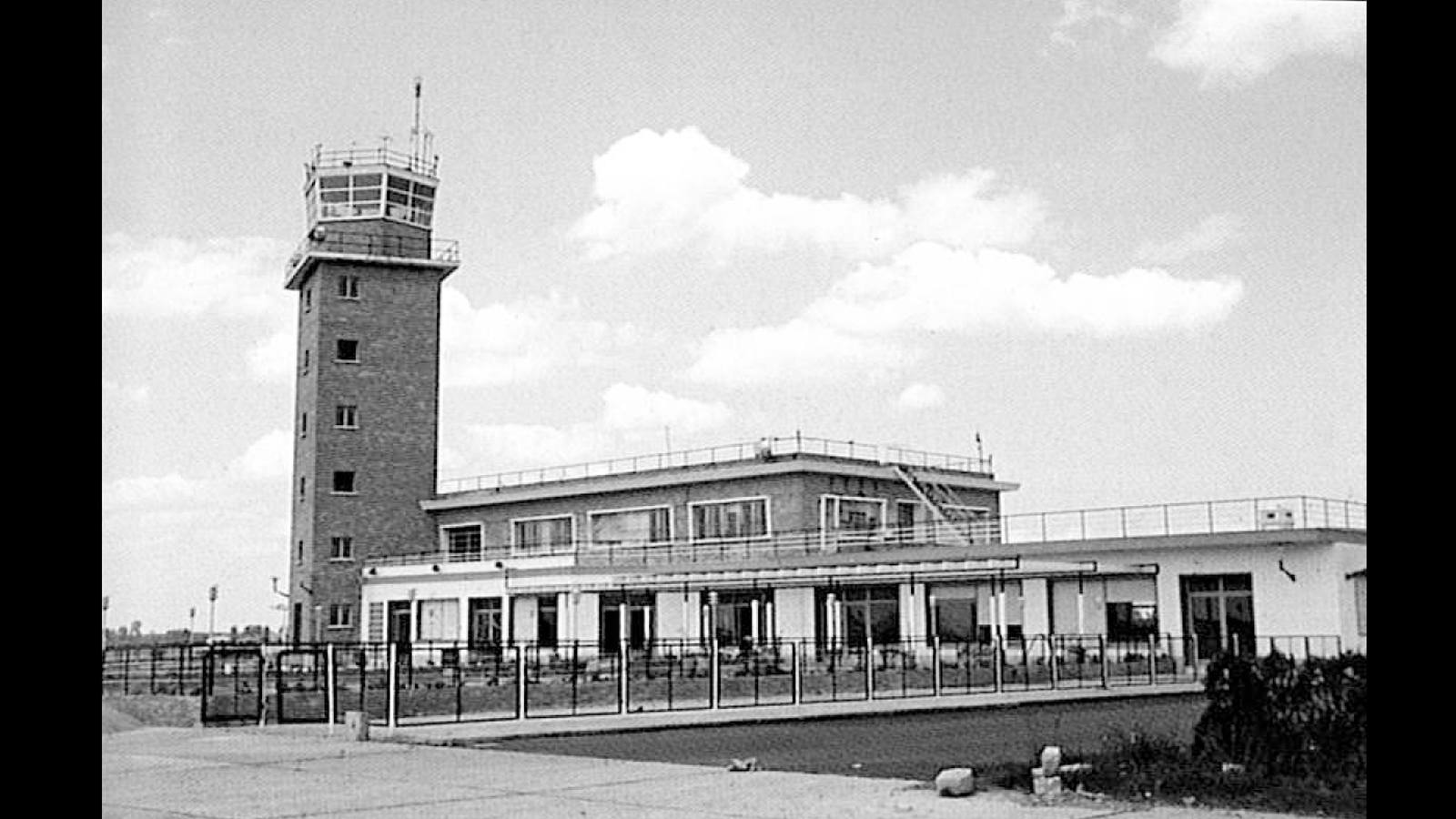
Vista lateral de la antigua terminal y torre de control
