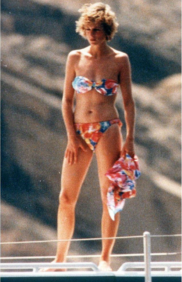 
La princesa Diana de Gales en la cubierta del yate de la Familia Real española «Fortuna», durante sus vacaciones en Palma de Mallorca, en agosto de 1988.
