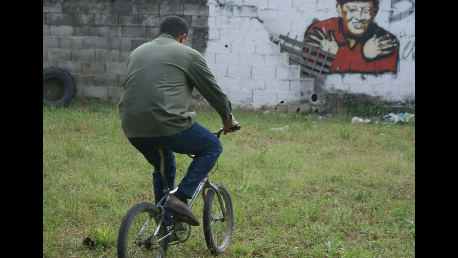 Hugo Chávez, montando en bicicleta durante una escena de la película del director estadounidense Oliver Stone «Al sur de la frontera» (2010)
