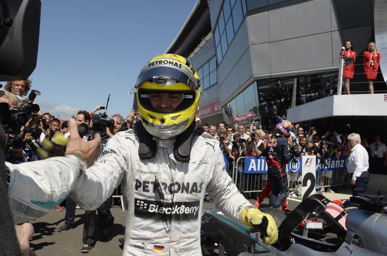 
Alonso acaba tercero en una carrera loca por los reventones de ruedas, ganada por Rosberg y en la que Vettel abandonó cuando era líder
