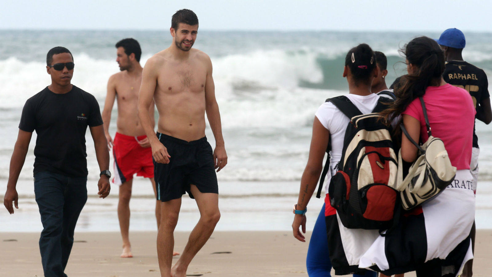 
Aprovecharon las horas libres que les concedió Vicente del Bosque antes de comenzar a preparar la semifinal contra Italia para pasar un rato en la Playa de Futuro
