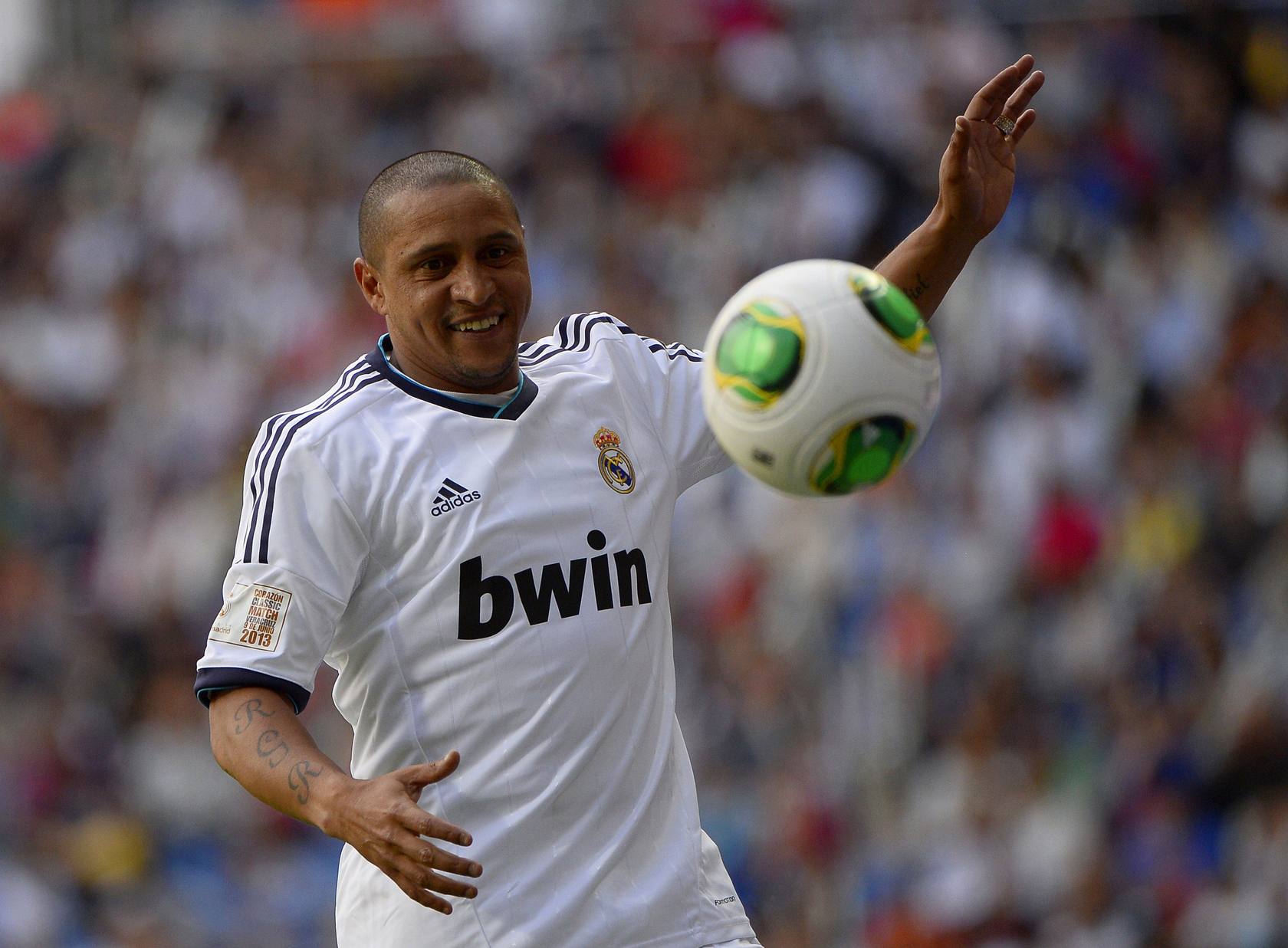
Eterno Roberto Carlos. El brasileño ha vuelto a hacer suya la banda izquierda del Bernabéu. Como en los viejos tiempos
