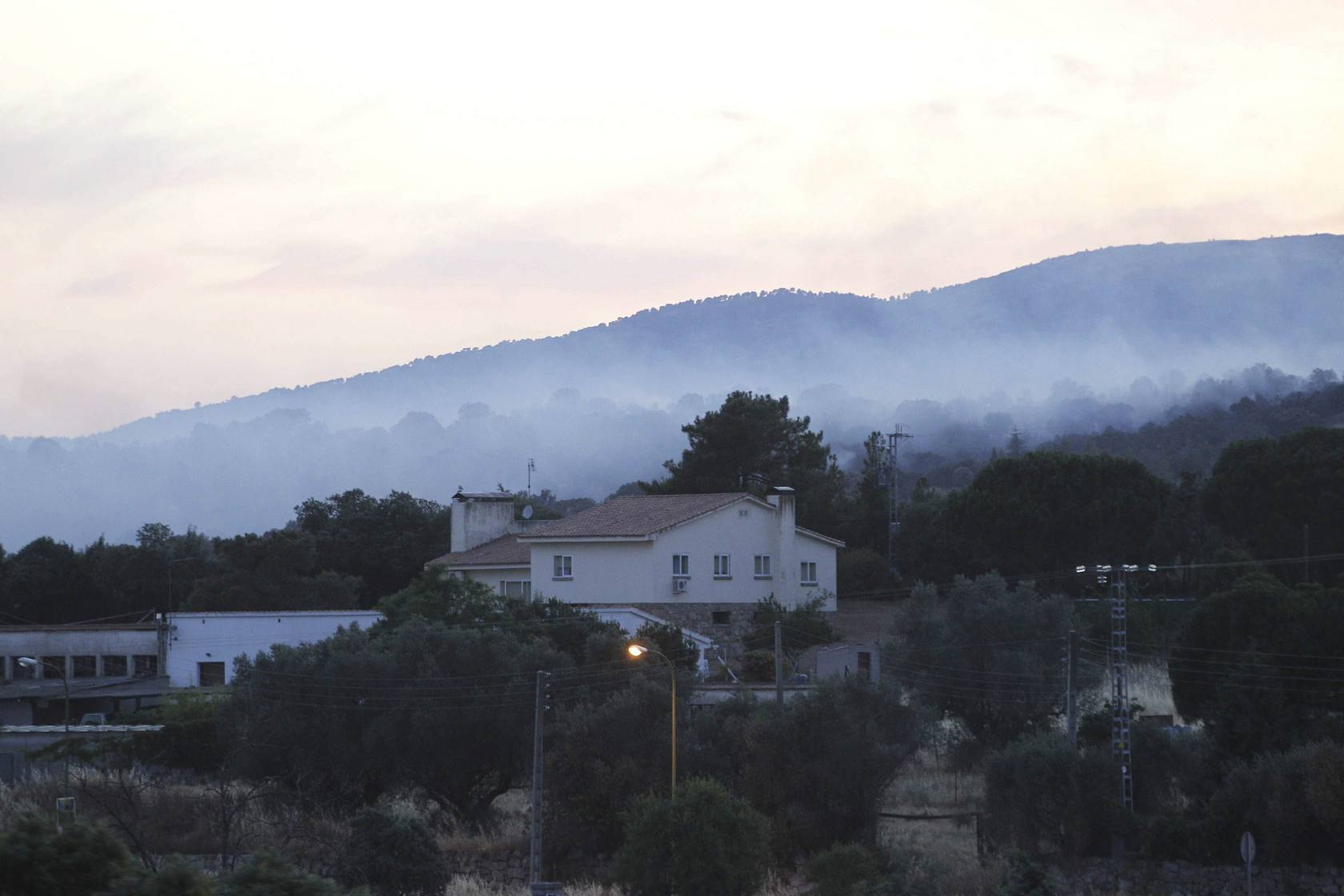 Lucha contrarreloj para que el fuego no llegue a las viviendas.