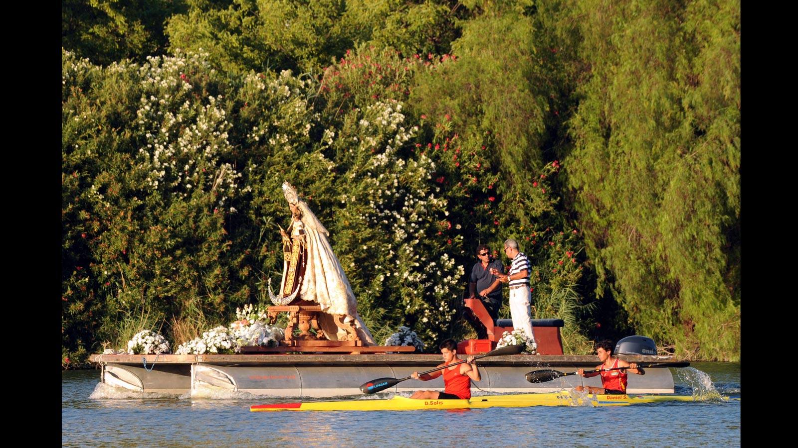 
Procesión fluvial de la Virgen del Carmen de la parroquia de La O, por el río Guadalquivir, en el año 2012
