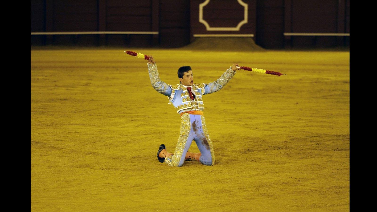 
Eloy Ortega, quide azul cielo y oro, pinchazo y estocada (silencio) y media estocada (palmas tras leve petición)
