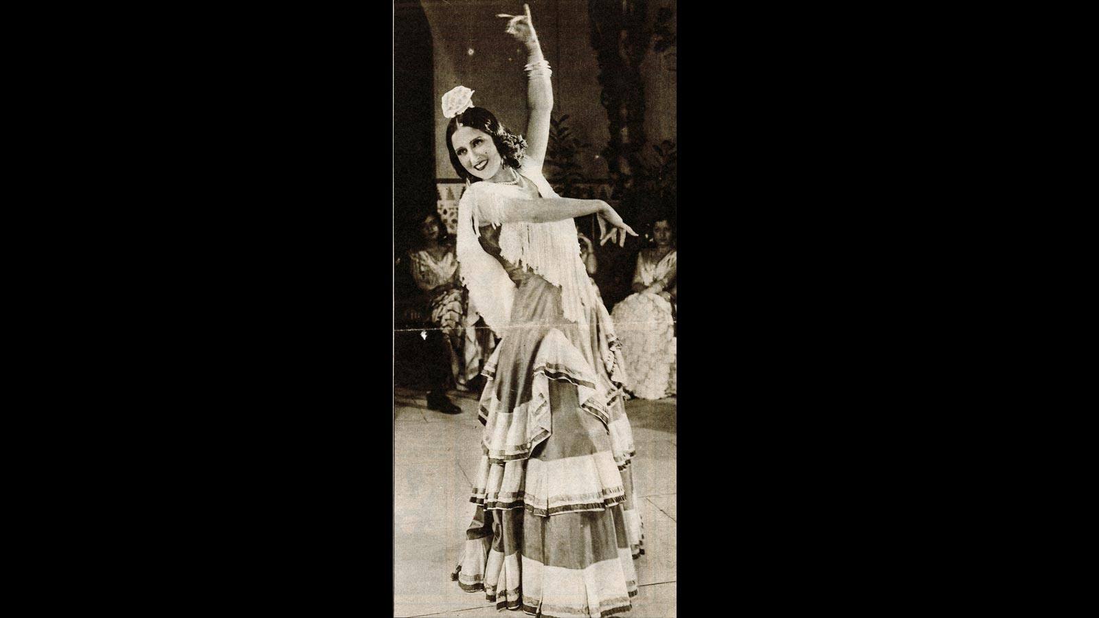 A los diez años, ya era conocida en Sevilla como cantante de saetas, y a los doce obtuvo su primer triunfo importante al ganar un concurso convocado por el Ateneo de Sevilla. El premio: su presentación en el teatro Novedades