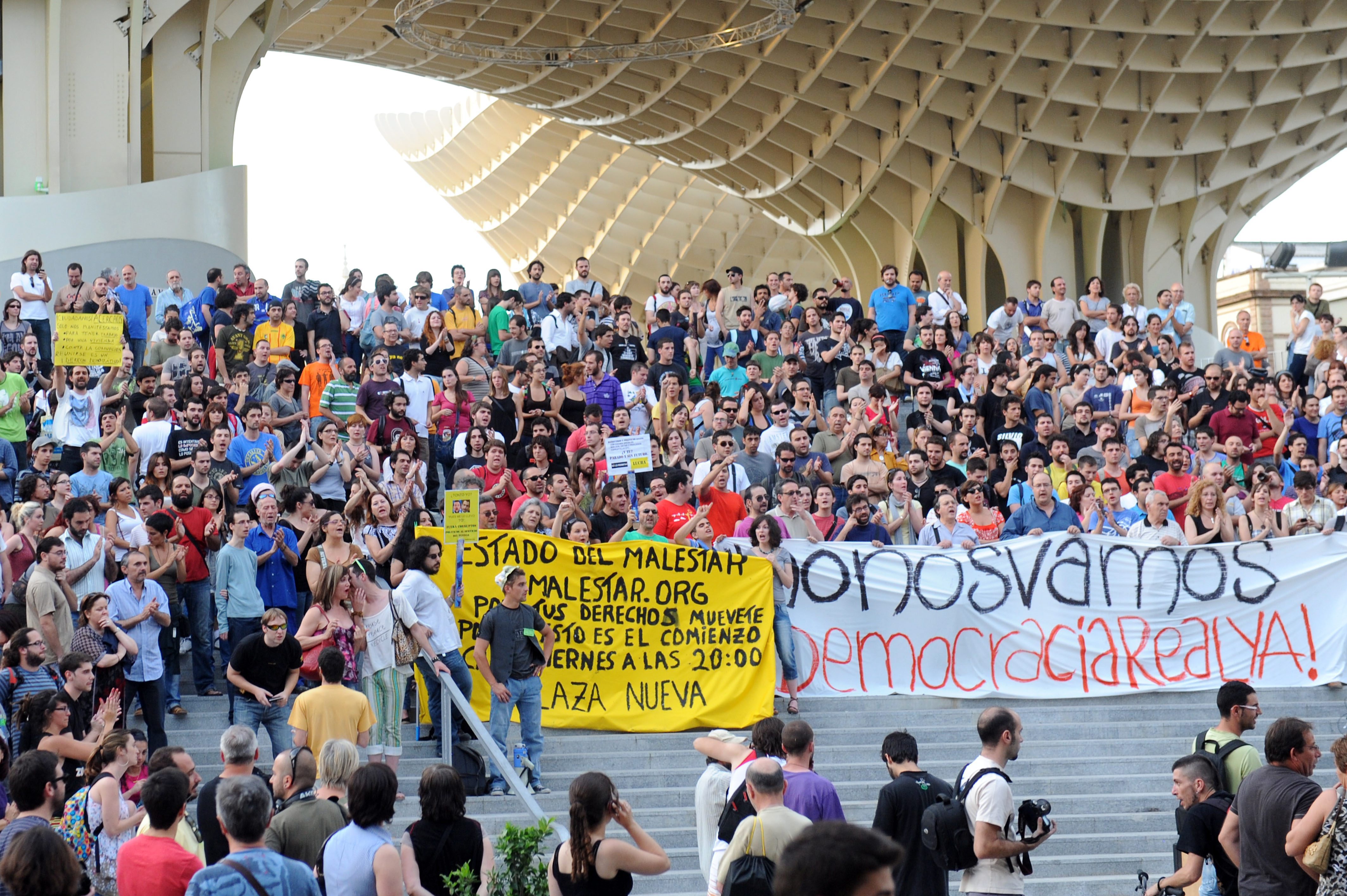Acampada no violenta en Sevilla bajo el  lema �Democracia real ya�